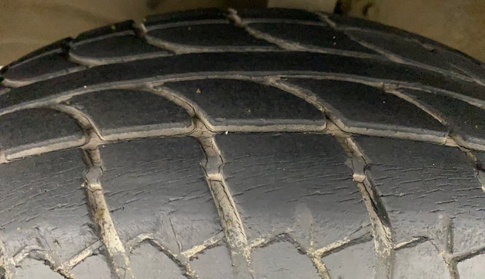 2011 Maruti Wagon R 1.0 LXI, Petrol, Manual, 43,295 km, Left Front Tyre Tread