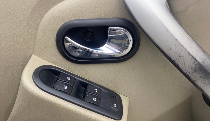 2014 Nissan Terrano XL (P), Petrol, Manual, 77,126 km, Driver Side Door Panels Control