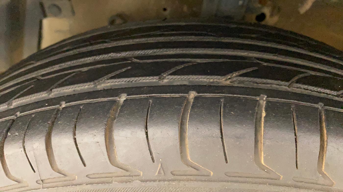 2012 Maruti Swift VXI, Petrol, Manual, 61,377 km, Left Front Tyre Tread