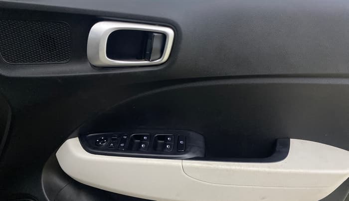 2022 Hyundai VENUE SX 1.2 PETROL, Petrol, Manual, 69,391 km, Driver Side Door Panels Control