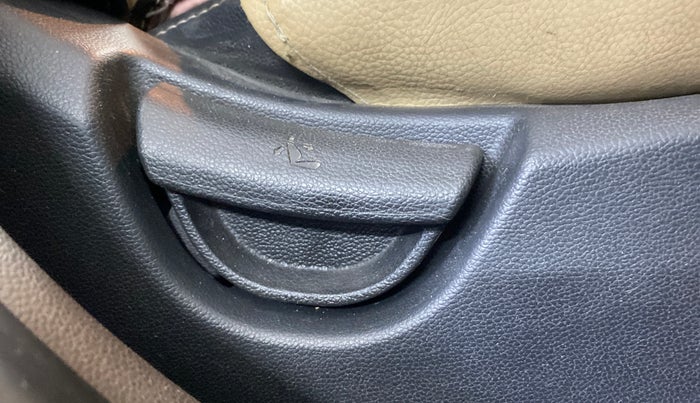 2016 Hyundai Grand i10 MAGNA 1.2 KAPPA VTVT, Petrol, Manual, 17,104 km, Driver Side Adjustment Panel