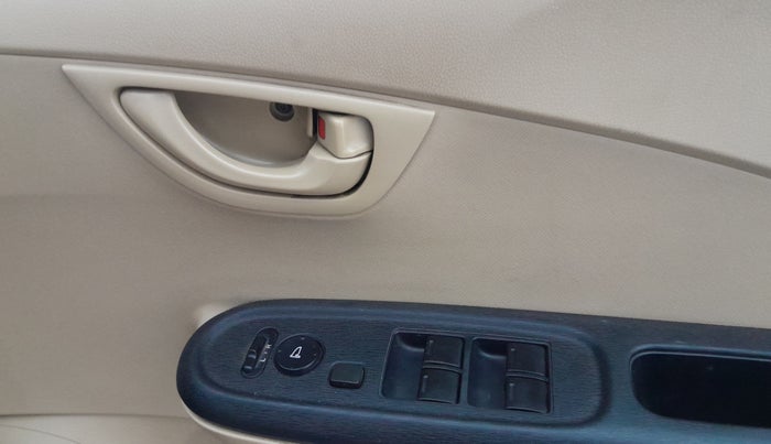 2015 Honda Amaze 1.5L I-DTEC S, Diesel, Manual, 1,31,638 km, Driver Side Door Panels Control