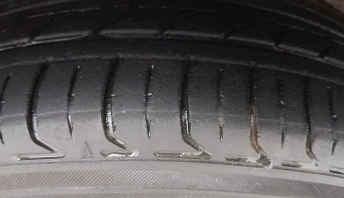 2015 Honda Amaze 1.5L I-DTEC S, Diesel, Manual, 1,31,638 km, Left Rear Tyre Tread