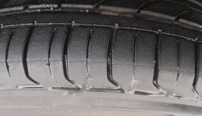 2015 Honda Amaze 1.5L I-DTEC S, Diesel, Manual, 1,31,638 km, Right Front Tyre Tread