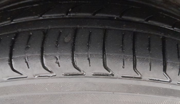 2015 Honda Amaze 1.5L I-DTEC S, Diesel, Manual, 1,31,638 km, Right Rear Tyre Tread