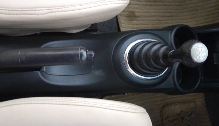 2015 Honda Amaze 1.5L I-DTEC S, Diesel, Manual, 1,31,638 km, Gear Lever