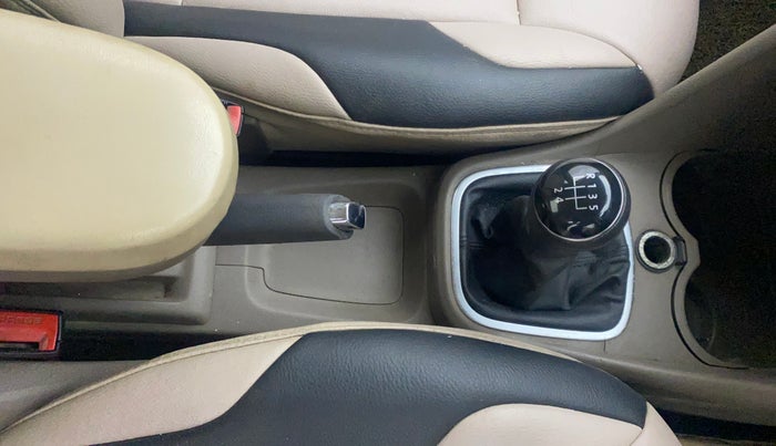 2012 Skoda Rapid AMBITION 1.6 TDI CR MT PLUS, Diesel, Manual, 1,10,617 km, Gear Lever