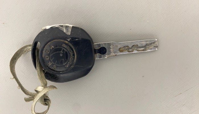 2012 Skoda Rapid AMBITION 1.6 TDI CR MT PLUS, Diesel, Manual, 1,10,617 km, Key Close Up