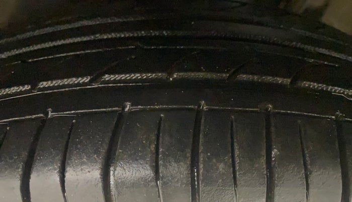 2012 Skoda Rapid AMBITION 1.6 TDI CR MT PLUS, Diesel, Manual, 1,10,617 km, Left Front Tyre Tread