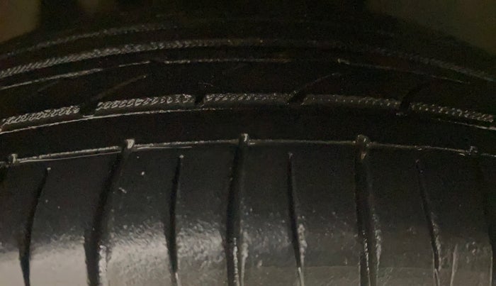 2012 Skoda Rapid AMBITION 1.6 TDI CR MT PLUS, Diesel, Manual, 1,10,617 km, Right Front Tyre Tread