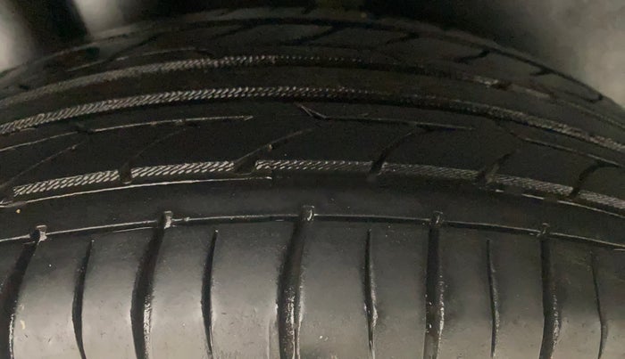 2012 Skoda Rapid AMBITION 1.6 TDI CR MT PLUS, Diesel, Manual, 1,10,617 km, Right Rear Tyre Tread