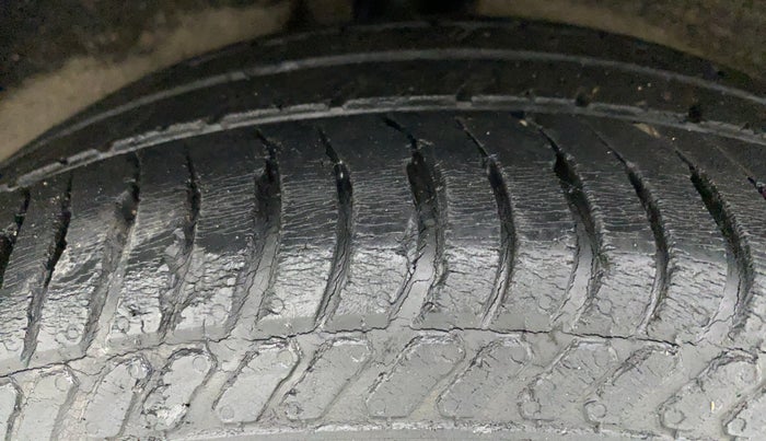 2015 Ford Ecosport 1.5 TITANIUM TI VCT AT, Petrol, Automatic, 1,00,451 km, Right Rear Tyre Tread