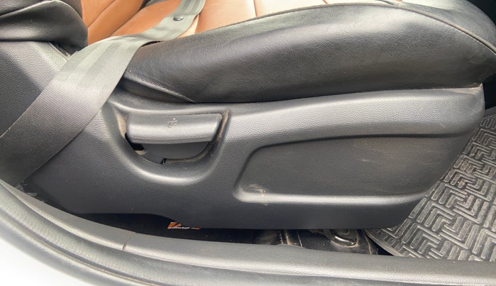 2019 Hyundai Elite i20 MAGNA PLUS 1.2, CNG, Manual, 65,019 km, Driver Side Adjustment Panel
