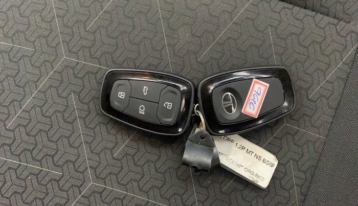 2024 Tata PUNCH CREATIVE  1.2 RTN DUAL TONE, Petrol, Manual, 8,011 km, Key Close Up