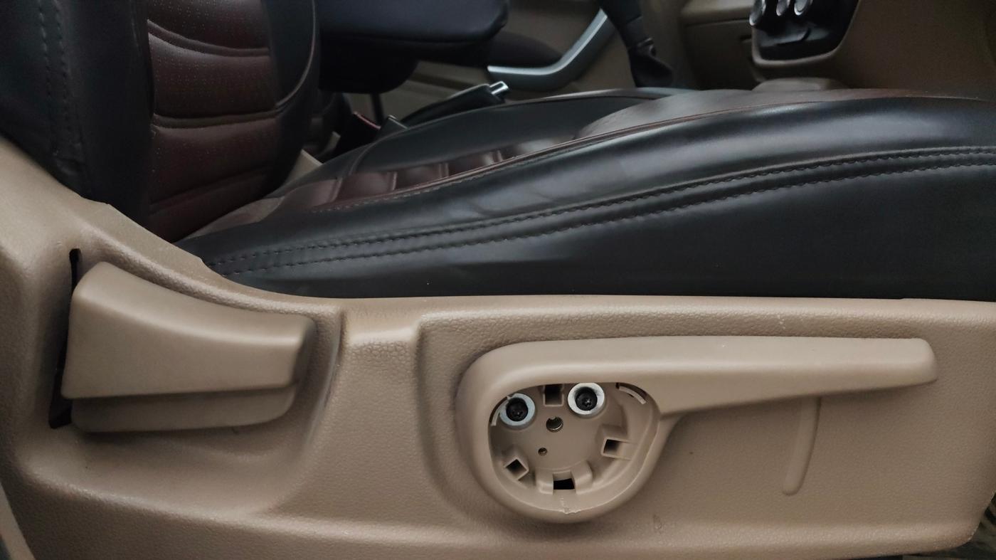 2016 Mahindra TUV300 T8, Diesel, Manual, 53,007 km, Driver Side Adjustment Panel