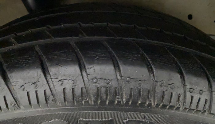 2016 Maruti Celerio ZXI, Petrol, Manual, 63,983 km, Left Front Tyre Tread