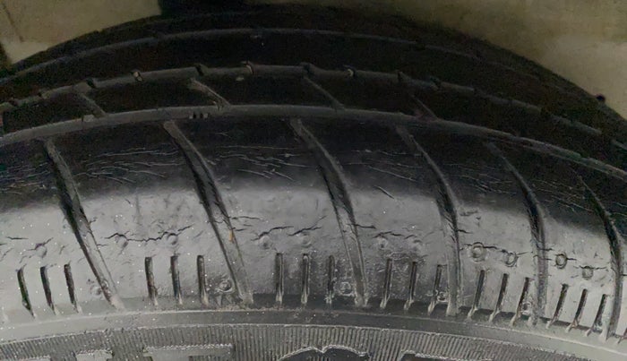 2016 Maruti Celerio ZXI, Petrol, Manual, 63,983 km, Right Front Tyre Tread