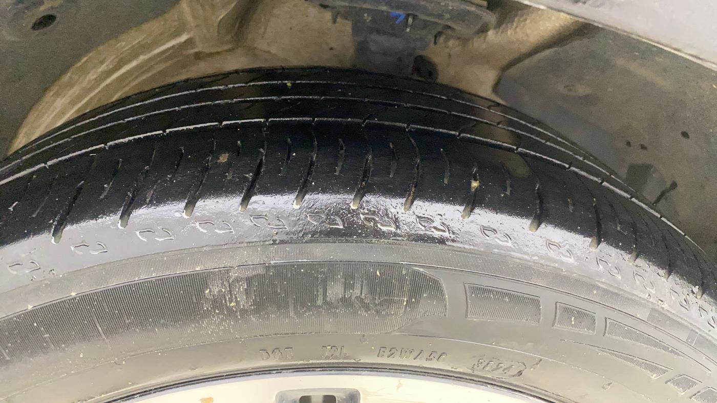 2021 MG HECTOR SHARP 1.5 PETROL CVT, Petrol, Automatic, 1,35,187 km, Right Front Tyre Tread