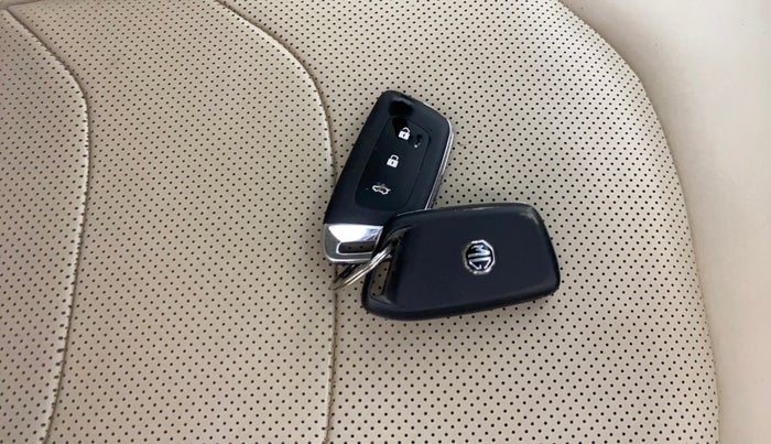 2021 MG HECTOR SHARP 1.5 PETROL CVT, Petrol, Automatic, 1,35,187 km, Key Close Up