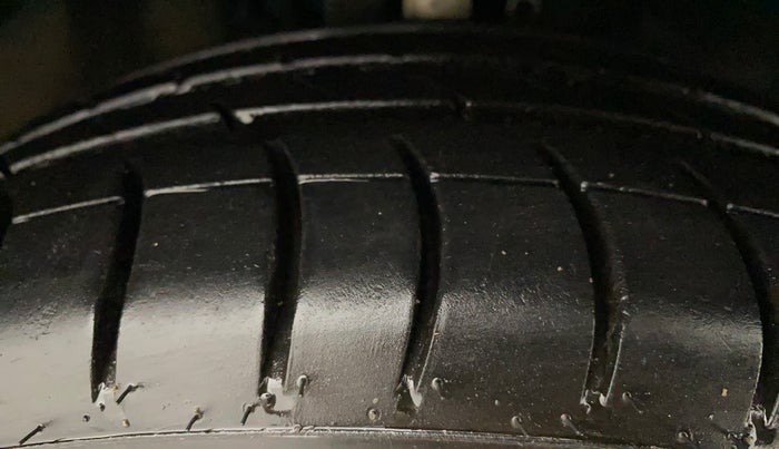 2015 Volkswagen Vento HIGHLINE 1.6 MPI, Petrol, Manual, 54,146 km, Right Front Tyre Tread