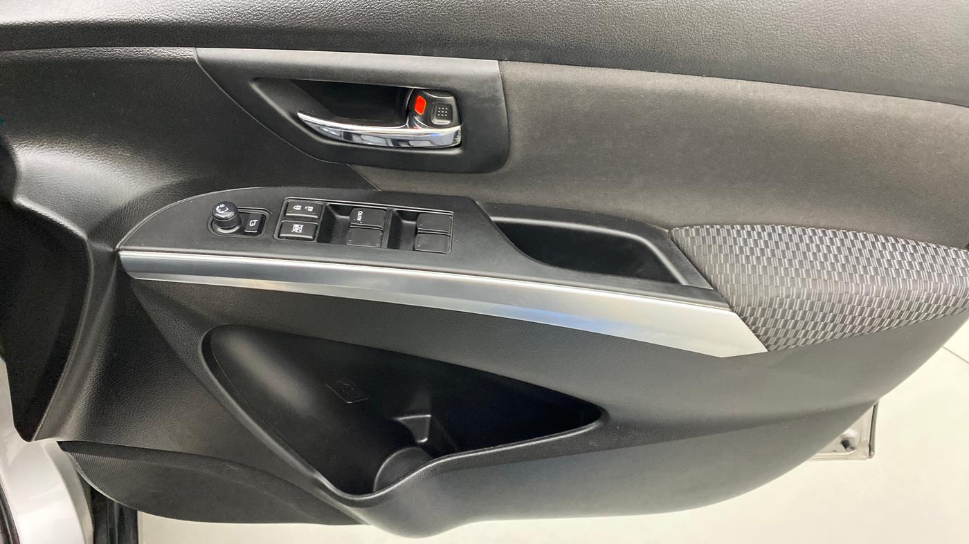 2017 Maruti S Cross ZETA SHVS, Diesel, Manual, 62,190 km, Driver Side Door Panels Control