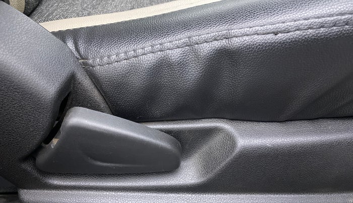 2018 Renault Kwid 1.0 RXT Opt, Petrol, Manual, 47,545 km, Driver Side Adjustment Panel