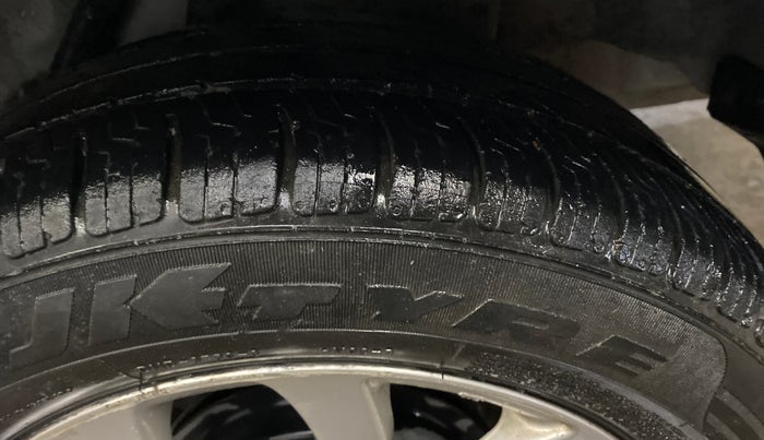 2017 Honda Amaze 1.2L I-VTEC VX AT, Petrol, Automatic, 1,08,147 km, Left Rear Tyre Tread