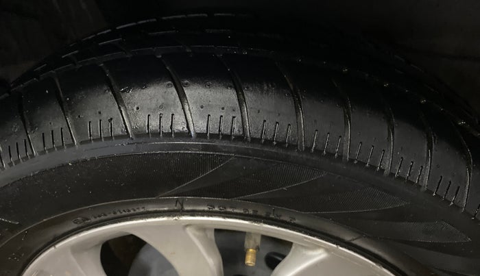 2017 Honda Amaze 1.2L I-VTEC VX AT, Petrol, Automatic, 1,08,147 km, Right Rear Tyre Tread