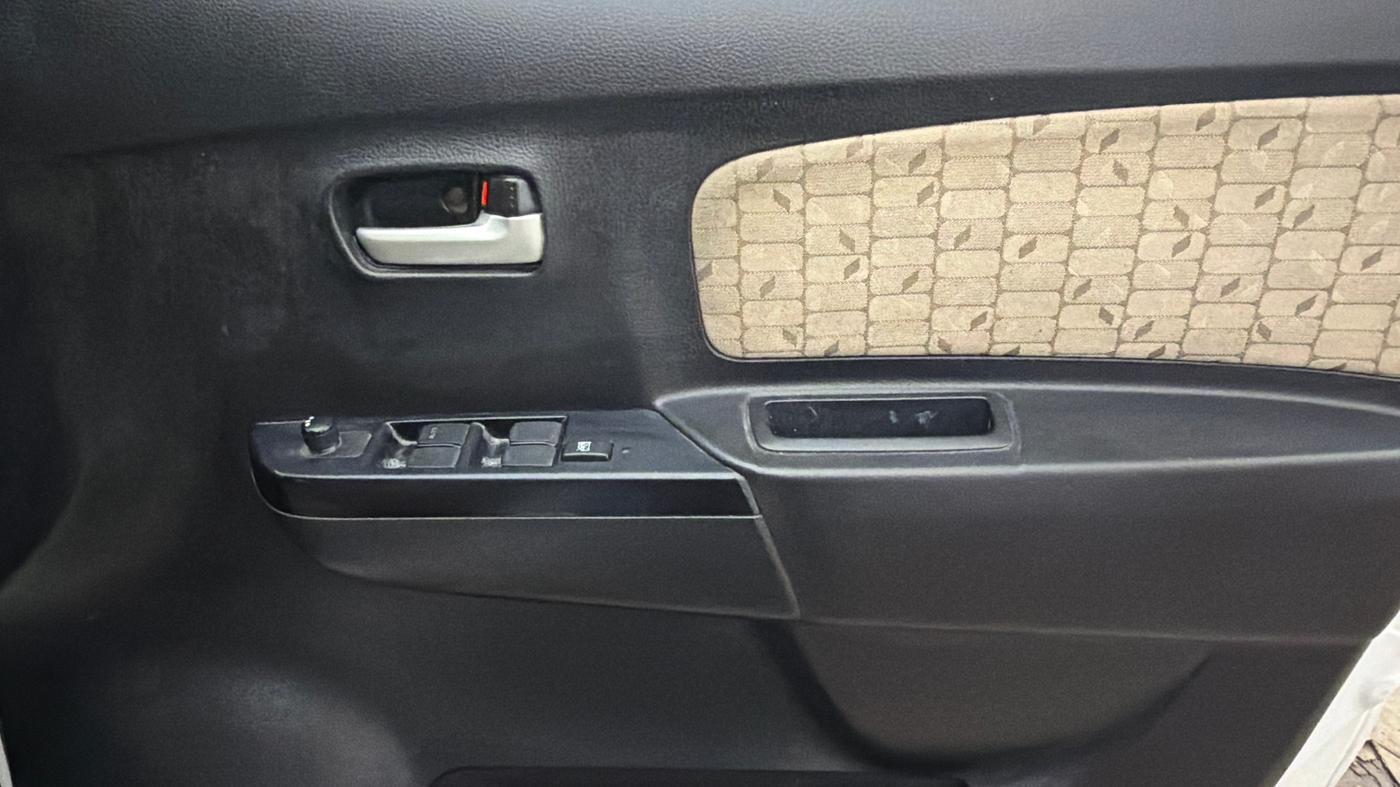 2017 Maruti Wagon R 1.0 VXI, Petrol, Manual, 56,857 km, Driver Side Door Panels Control
