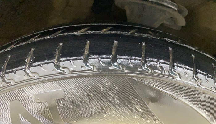 2013 Hyundai i10 MAGNA 1.2, CNG, Manual, 91,614 km, Right Front Tyre Tread