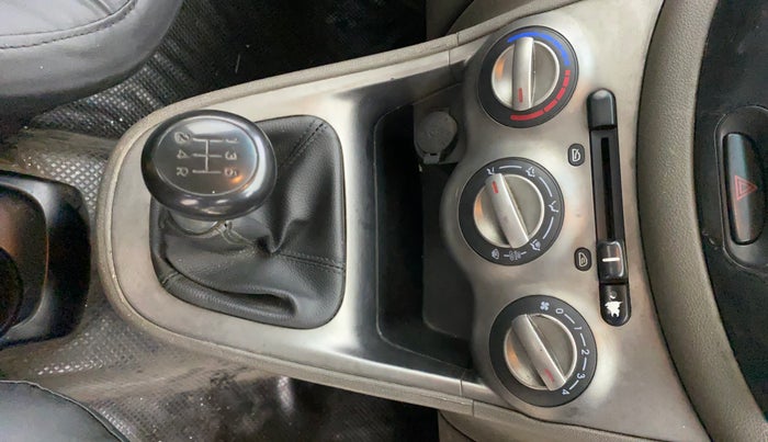 2013 Hyundai i10 MAGNA 1.2, CNG, Manual, 91,614 km, Gear Lever