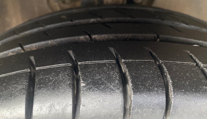 2012 Skoda Rapid ELEGANCE 1.6 MPI AT, Petrol, Automatic, 38,001 km, Right Front Tyre Tread