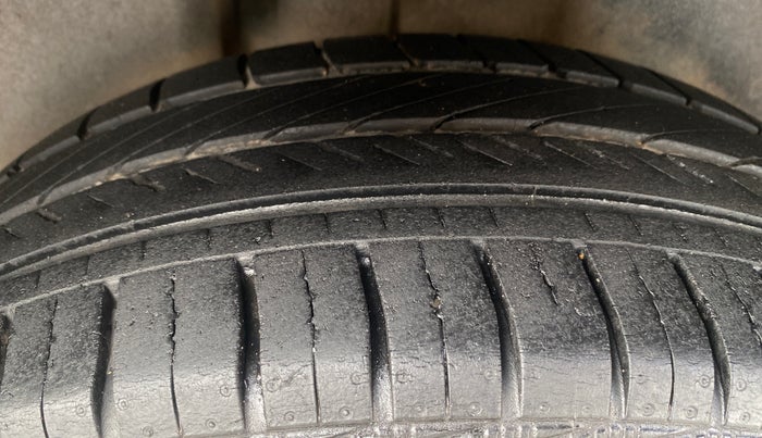 2012 Skoda Rapid ELEGANCE 1.6 MPI AT, Petrol, Automatic, 38,001 km, Right Rear Tyre Tread