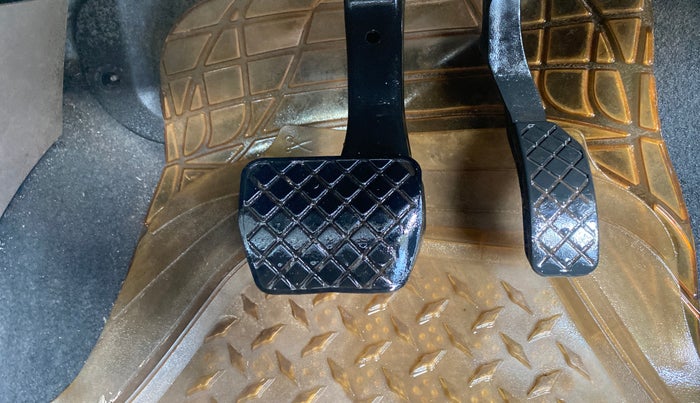 2012 Skoda Rapid ELEGANCE 1.6 MPI AT, Petrol, Automatic, 38,001 km, Pedals