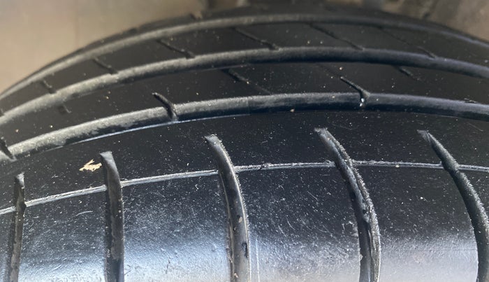 2012 Skoda Rapid ELEGANCE 1.6 MPI AT, Petrol, Automatic, 38,001 km, Left Front Tyre Tread