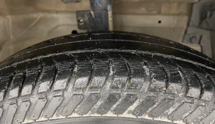 2016 Maruti Swift Dzire VXI, Petrol, Manual, 68,086 km, Right Front Tyre Tread