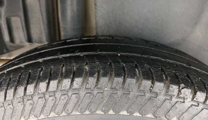 2016 Maruti Swift Dzire VXI, Petrol, Manual, 68,086 km, Right Rear Tyre Tread
