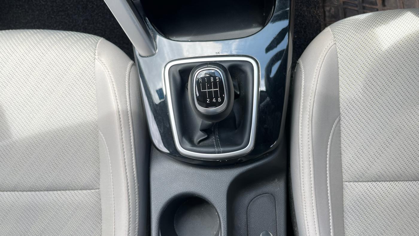 2023 KIA SELTOS HTK PLUS 1.5 IMT, Petrol, Manual, 43,995 km, Gear Lever