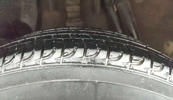 2013 Renault Duster 85 PS RXL DIESEL, Diesel, Manual, 1,07,600 km, Right Rear Tyre Tread