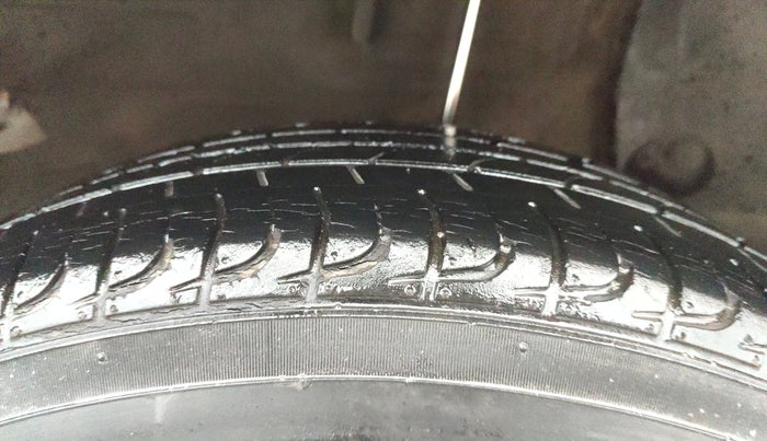 2013 Renault Duster 85 PS RXL DIESEL, Diesel, Manual, 1,07,600 km, Left Rear Tyre Tread