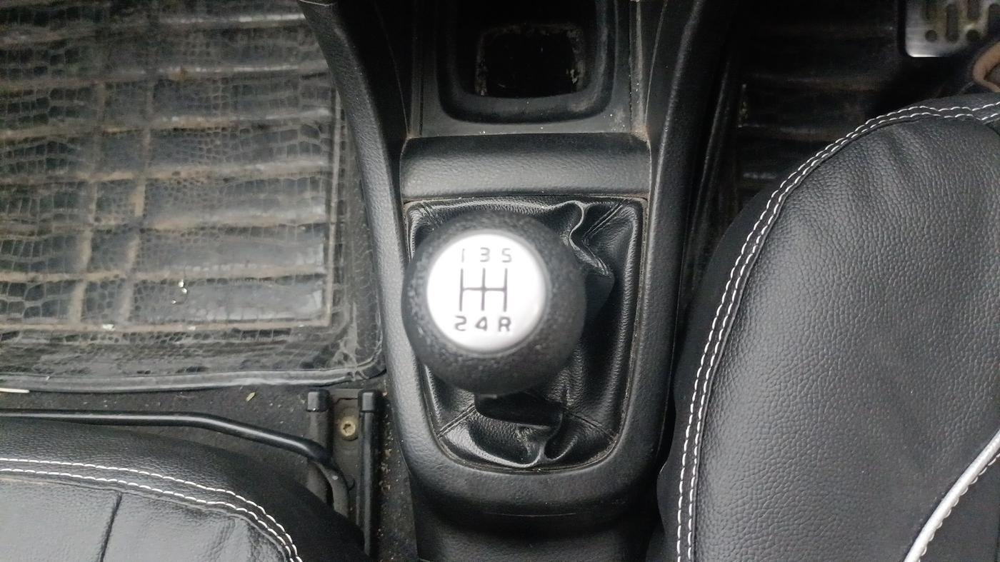 2016 Maruti Swift LXI, Petrol, Manual, 1,45,376 km, Gear Lever
