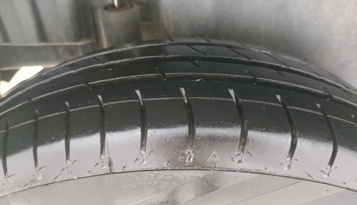 2016 Maruti Swift LXI, Petrol, Manual, 1,45,330 km, Right Rear Tyre Tread