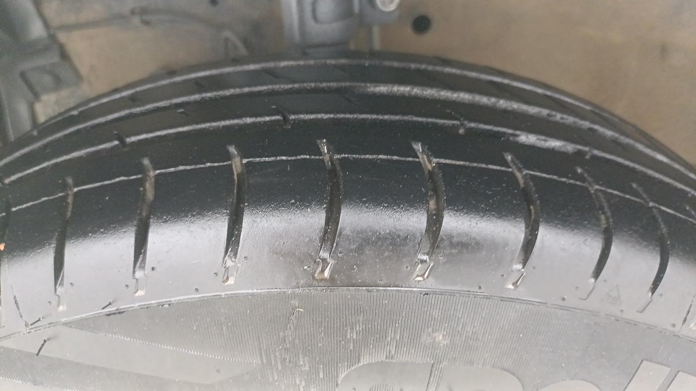 2016 Maruti Swift LXI, Petrol, Manual, 1,45,376 km, Left Front Tyre Tread