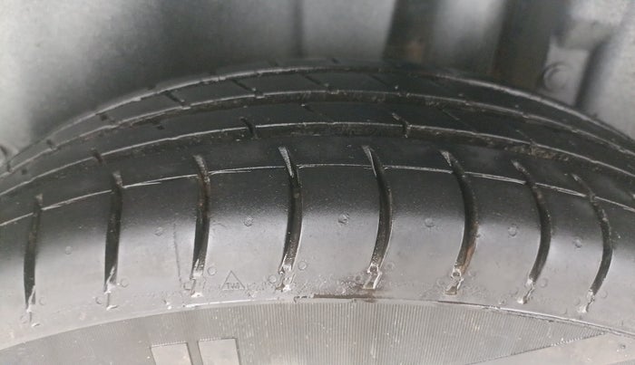 2016 Maruti Swift LXI, Petrol, Manual, 1,45,330 km, Left Rear Tyre Tread