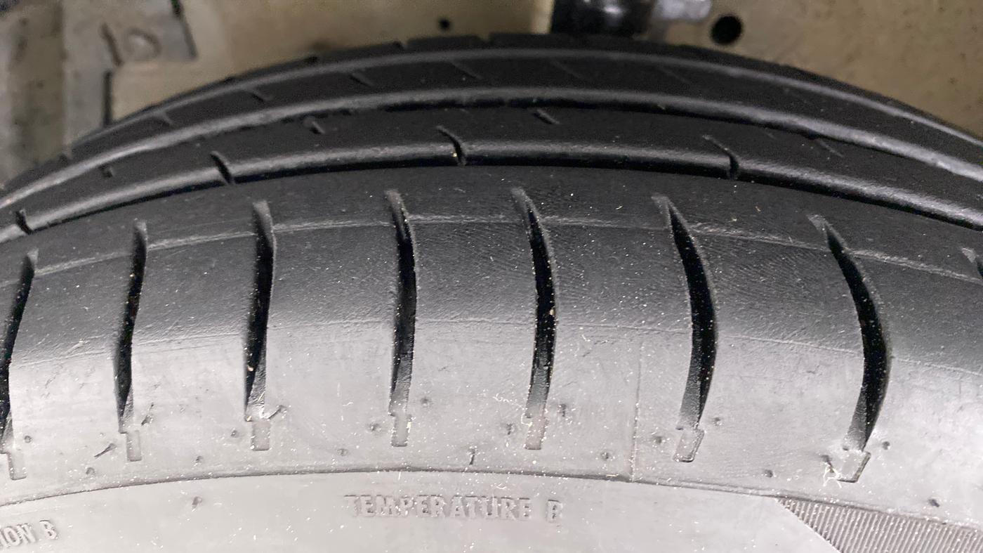 2013 Maruti Swift Dzire VXI, Petrol, Manual, 83,329 km, Left Front Tyre Tread