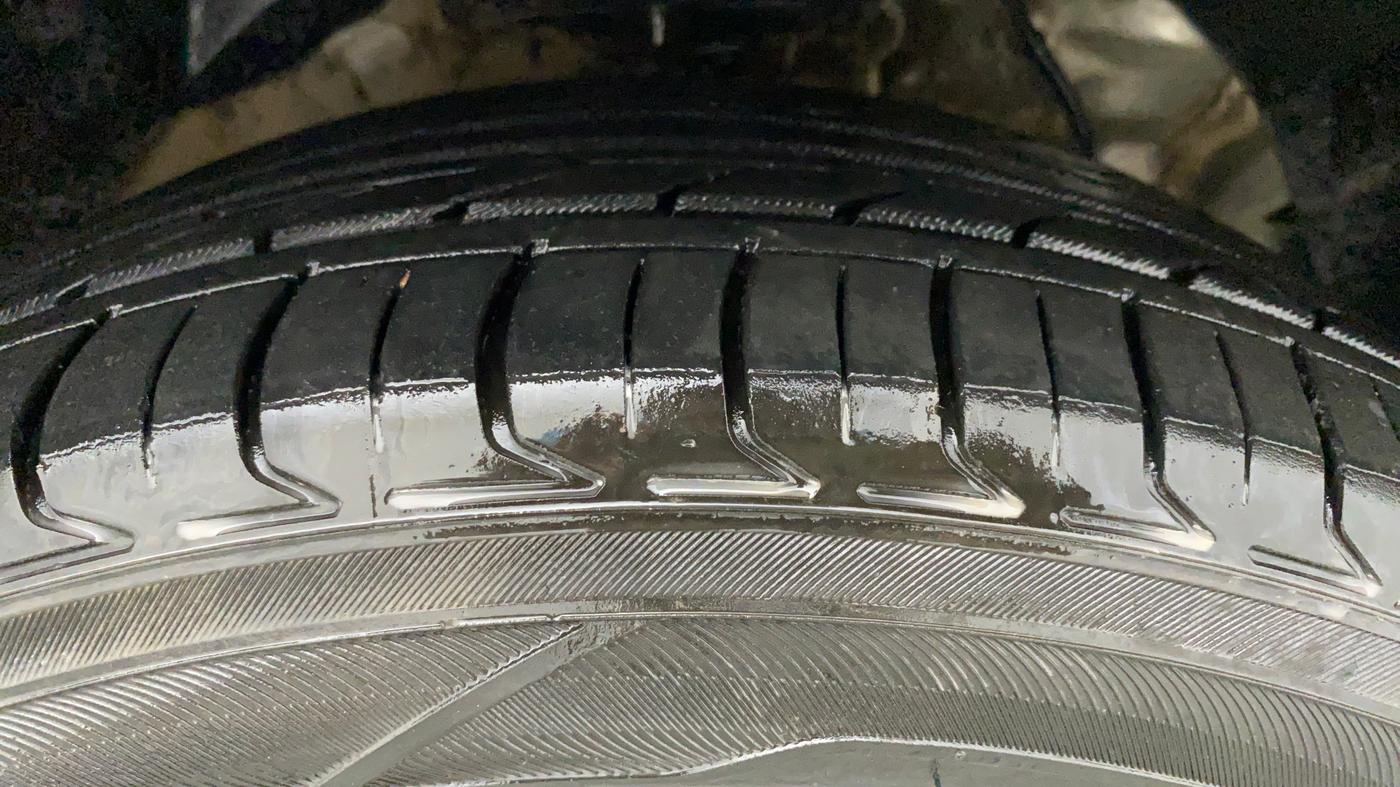 2020 Mahindra XUV300 W8 (O) 1.5 DIESEL, Diesel, Manual, 88,761 km, Right Front Tyre Tread
