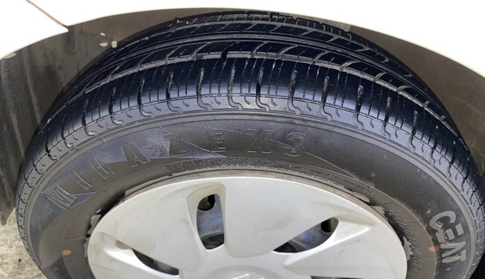 2016 Maruti Celerio ZXI, Petrol, Manual, 30,056 km, Left Front Tyre Tread