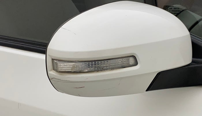 2014 Maruti Ertiga VXI, Petrol, Manual, 88,303 km, Right rear-view mirror - Indicator light has minor damage