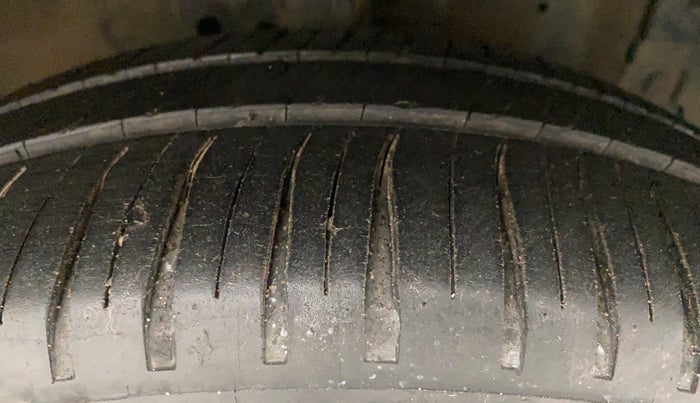 2014 Maruti Ertiga VXI, Petrol, Manual, 88,303 km, Right Front Tyre Tread