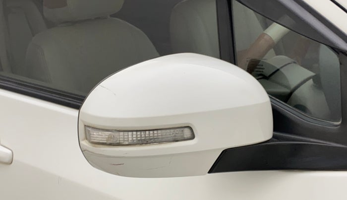 2014 Maruti Ertiga VXI, Petrol, Manual, 88,303 km, Right rear-view mirror - Indicator light has minor damage